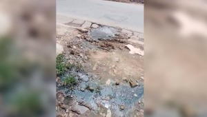 Volqueta cayó en un 'cráter' y rompió una tubería de aguas residuales en Ibagué