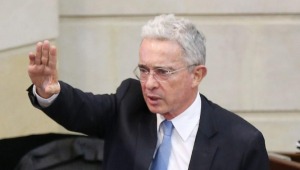 Uribe pide que soldados y policías puedan utilizar sus armas para defender su integridad