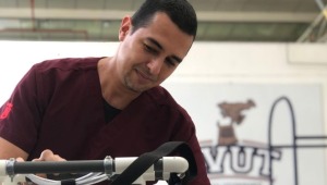 Estudiante de médicina veterinaria de la UT realiza silla de ruedas para pacientes caninos vulnerables 