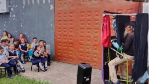 Niños ven clases de teatro en la calle mientras Hurtado hace millonarios lanzamientos de Festival 