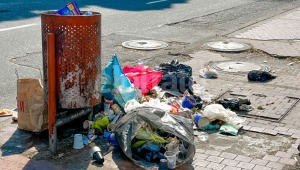 Habitantes de calle estarían vaciando las bolsas de basura en la carrera Quinta 