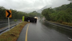 Reportan paso restringido a un carril en la variante de Chicoral por volcamiento de vehículo