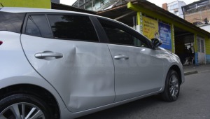 Conductor dejó su vehículo nuevo en un lavadero de autos y volvió para encontrarlo golpeado en Ibagué