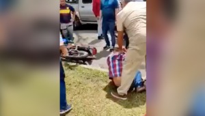 Comunidad enfurecida golpeó a presunto ladrón y su motocicleta en el barrio Cádiz de Ibagué