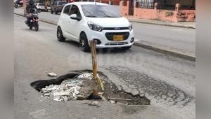 Denuncian que una calle se hunde a pedazos en el barrio El Refugio de Ibagué