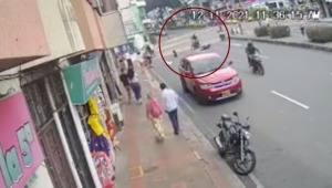 En video: motociclista atropelló a dos personas en el centro de Ibagué y huyó