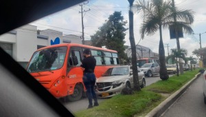 Caos vehicular en la avenida Mirolindo por accidente frente a Centro Médico Sanitas