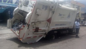 Camión recolector de basura se hundió en un hueco en Ibagué