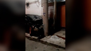 Revisarán cámaras de seguridad por accidente de un vehículo que impactó contra un poste en el centro de Ibagué