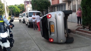 Vehículo se volcó en un barrio residencial de Ibagué