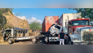 Reportan accidente múltiple entre vehículos de carga pesada en la variante de Chicoral 