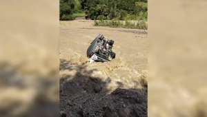 Camión que transportaba alimentos cayó a un río en la vía Rovira-Roncesvalles