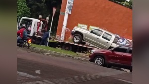 Camioneta inmovilizada cayó de una grúa por un posible descuido de sus operarios en Ibagué