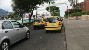 Taxistas siguen incumpliendo prohibición de parqueo frente al centro comercial Acqua en Ibagué