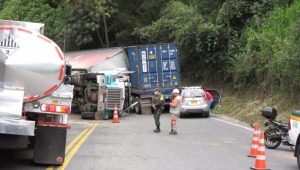 Accidente de tránsito en vía Ibagué – Cajamarca genera monumental trancón