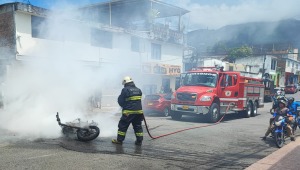 Ciudadanos quemaron la moto de presunto ladrón en Ibagué