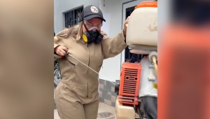 Alcaldesa asumió el rol de fumigadora contra el dengue en Ibagué