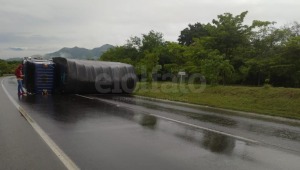 Vehículo de carga se volcó en la vía Ibagué - Buenos Aires