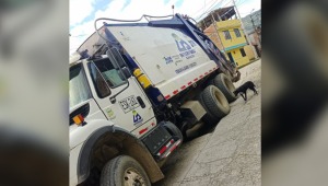 Colapsó una vía en Ibagué y se ‘tragó’ un camión de la basura