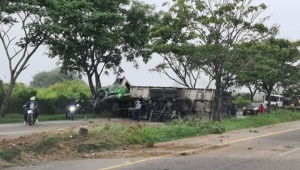 Vehículo de carga se accidentó y bloqueó la movilidad en la vía Girardot – Melgar 