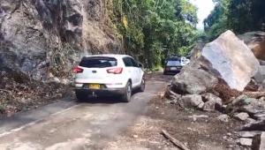 Reabren la vía Medellín - Bogotá tras caída de piedras