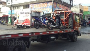 Inmovilizaron motos mal estacionadas en la Plaza de la 21