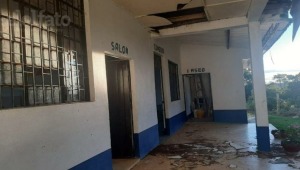 Invadida de murciélagos y con el techo colapsado: así se encuentra una escuela rural en el Tolima