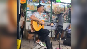Santiago Cruz sorprendió cantando en la Terminal de Ibagué