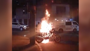 Ladrones se habrían accidentado en Ibagué y les quemaron la moto