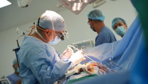 Federico Lleras realizó con éxito la primera cirugía a corazón abierto