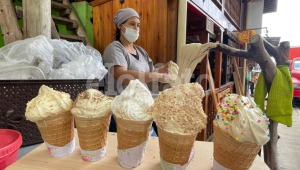 La historia de la mujer que vende 'gelatina de pata' en conos de helado a las puertas del Cañón del Combeima