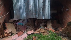 Muro colapsó por un deslizamiento de tierra y cayó sobre una pareja sentimental en Melgar