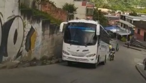 Vehículos pesados transitan por la pendiente del barrio Arado, pese a la prohibición que tienen de no hacerlo