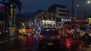 Semáforos de la carrera Quinta se apagaron durante la tormenta y causaron caos vehicular