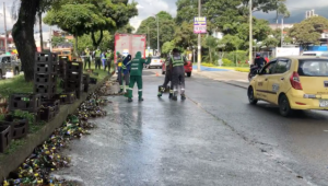 Decenas de canastas de cerveza cayeron de un camión de Bavaria en la avenida Ambalá de Ibagué 