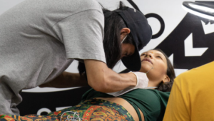 Ancestralidad para tatuar: handpoke, la técnica desempolvada por un ibaguereño para pintar el cuerpo 