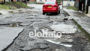 En la Ciudadela Simón Bolívar están cansados de dañar vehículos por el deterioro de la malla vial 