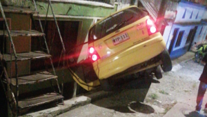 Taxista tuvo que estrellar su vehículo por tratar de huir de los ladrones