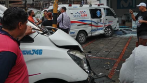Dos ambulancias chocaron en Ibagué y terminaron en la fachada de un local