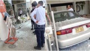 Conductor perdió el control de su vehículo y atravesó el vidrio de un establecimiento comercial en El Salado