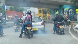 Denuncian 'carro chimenea' que transitaba por la avenida Pedro Tafur en Ibagué
