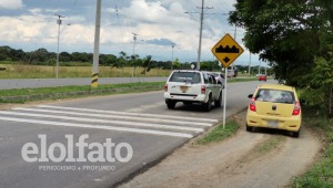 La astuta y riesgosa maniobra para esquivar reductores de velocidad en la vía al Aeropuerto Perales 