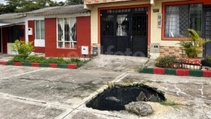 Familia con dos niños podría perder su casa por culpa de enorme hueco en el barrio Vasconia de Ibagué