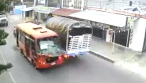 Bus de servicio público invadió carril y chocó contra un camión en Ibagué