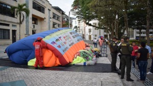 Ante la falta de autoridad en Ibagué, un comerciante informal instaló un inflable en la fachada de la Administración Municipal