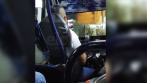 Conductor de Sitsa chatea mientras conduce poniendo en riesgo la seguridad de sus pasajeros