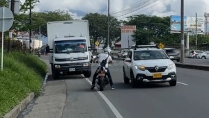 Motociclistas usan la avenida Mirolindo en contravía