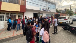 Padres y alumnos del colegio Darío Echandía salieron a protestar por retrasos en las obras
