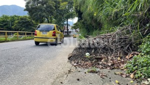 Tres deslizamientos de tierra sobre un andén ponen en riesgo la vida de peatones en la Avenida Guabinal 