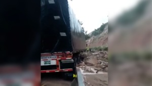 Deslizamiento de tierra en la vía Bogotá - Ibagué causa caos vehicular